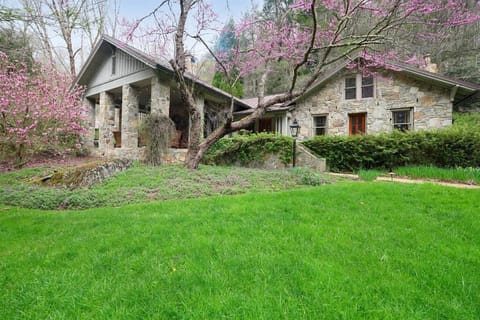 Property building, Day, Natural landscape, Garden, Garden view