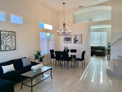 Chic Renovated Home Near Shops & Parks Maison in Elk Grove