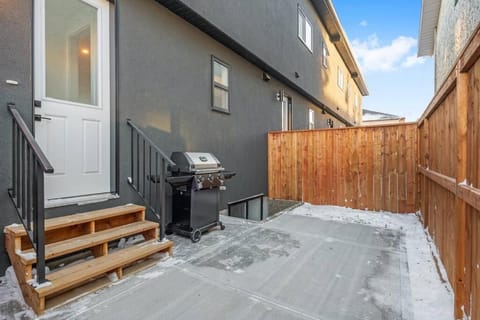 Townhome w Free Parking, Corner Unit, AC House in Calgary