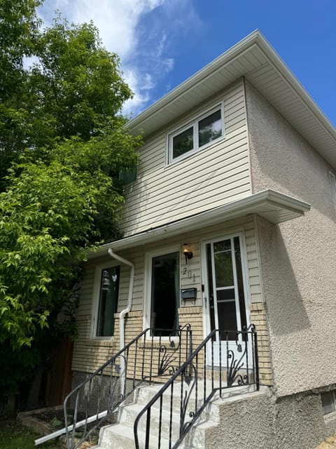 Modern home in Downtown Wpg House in Winnipeg