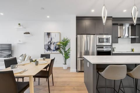 Townhome w Free Parking & Fast Wi-Fi House in Calgary