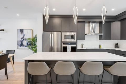 Townhome w Free Parking & Fast Wi-Fi House in Calgary