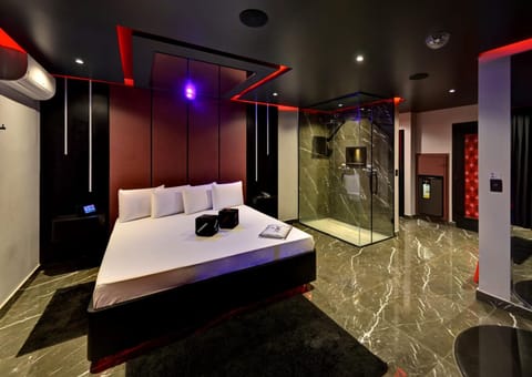 Shower, Bed, Bathroom, Photo of the whole room, Evening entertainment, Bedroom, minibar, towels, air conditioner