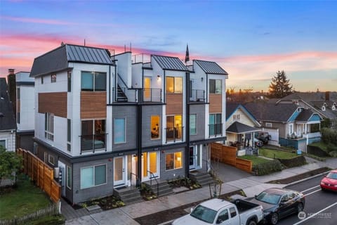 3BR 2.5BA ROOFTOP VIEW GREEN LAKE HIDEAWAY House in Seattle