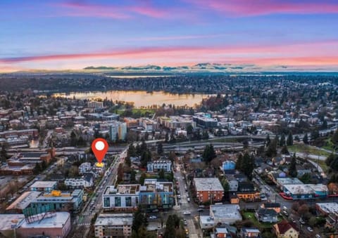 3BR 2.5BA ROOFTOP VIEW GREEN LAKE HIDEAWAY House in Seattle