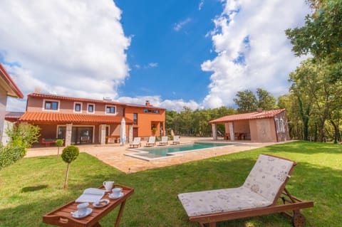 Villa Noina Arka, a charming villa with a pool surrounded by nature House in Vodnjan