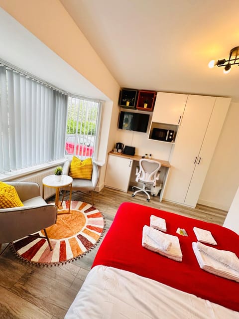 -R1- Newly Renovated En-Suite Private Room in Birmingham Selly Oak Bed and Breakfast in Birmingham