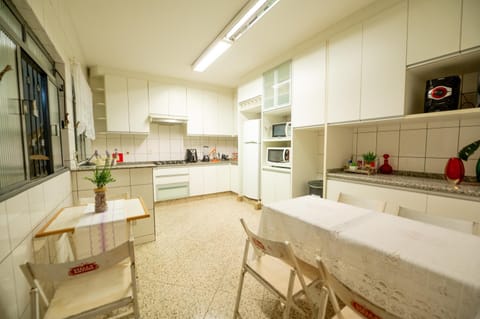 Kitchen or kitchenette, Dining area, minibar, oven, pet friendly, stove, toaster