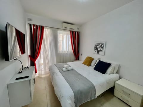 Bed, TV and multimedia, Photo of the whole room, Evening entertainment, Bedroom, towels, air conditioner