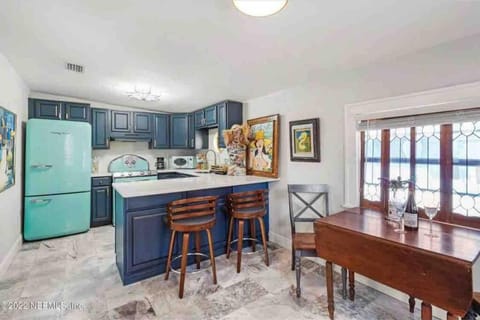 Stylish Bungalow Near Dining, Parks & Entertainment Apartment in Jacksonville