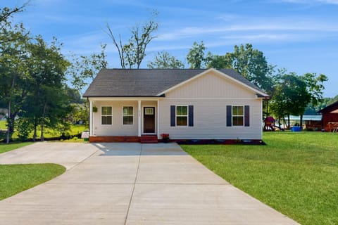 Pebble Point Cove House in High Rock Lake