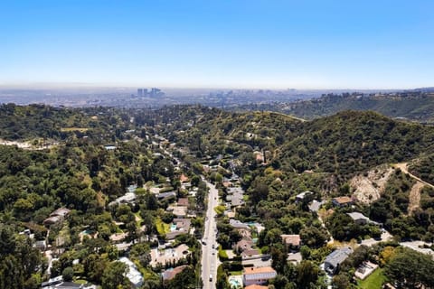 Nearby landmark, Day, Neighbourhood, Natural landscape, Bird's eye view, City view, Mountain view, Street view