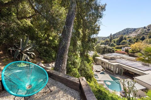 Spring, Day, Natural landscape, Garden, Seating area, Mountain view, sunbed