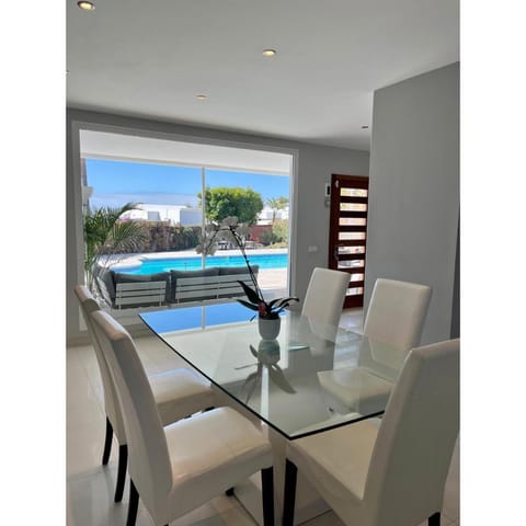 Dining area, Pool view