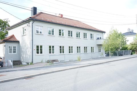 Property building, Day, Street view, Location