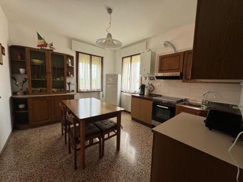 Kitchen or kitchenette, Dining area, oven, stove