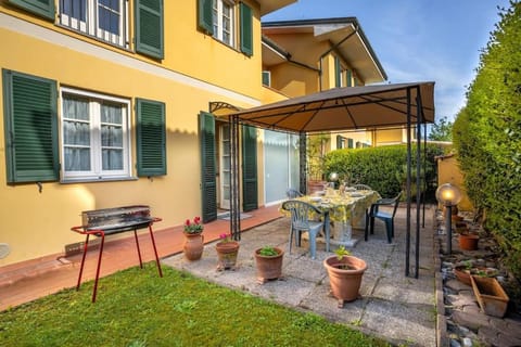 Property building, Patio, Spring, Dining area, Garden view