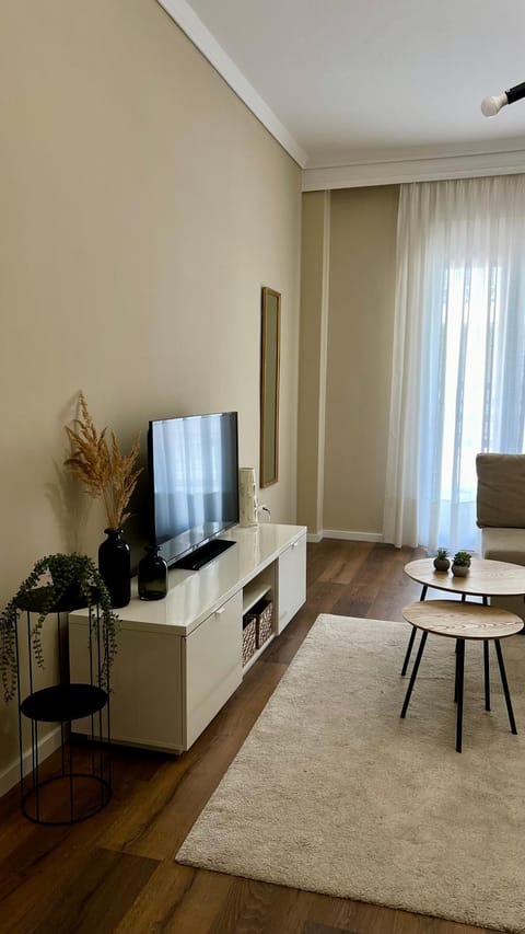 TV and multimedia, Living room, Seating area, Evening entertainment