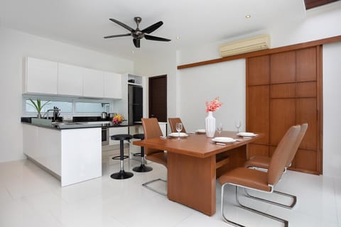 Kitchen or kitchenette, Dining area