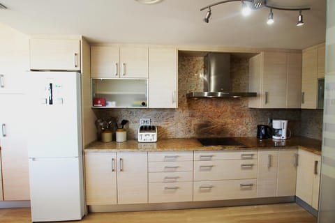 Coffee/tea facilities, Kitchen or kitchenette, dishwasher, oven, stove, toaster