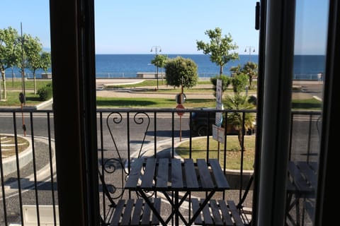 View (from property/room), Balcony/Terrace, Dining area, Beach, Sea view, Street view