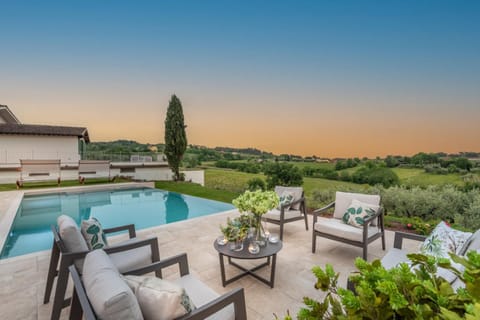 Villa Sunkiss: Luxury Farmhouse with Tuscan Flair Villa in Capannori