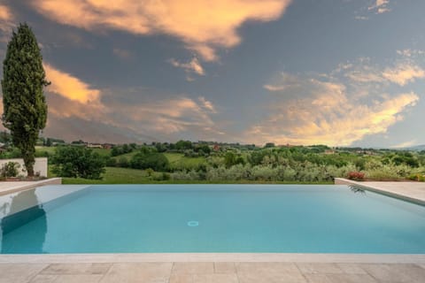 Villa Sunkiss: Luxury Farmhouse with Tuscan Flair Villa in Capannori