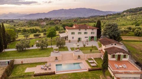 Villa Sunkiss: Luxury Farmhouse with Tuscan Flair Villa in Capannori