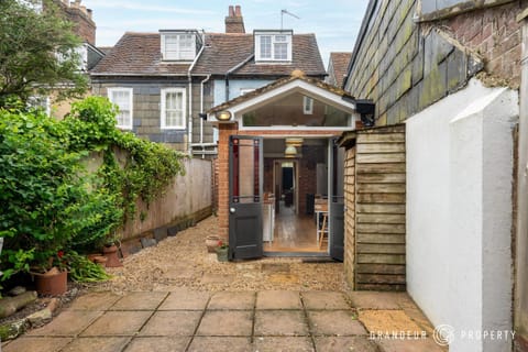 The Blue House by Grandeur Property House in Lymington