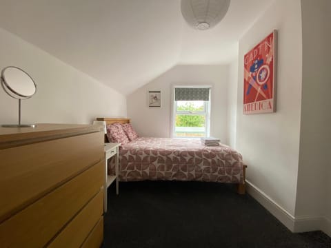 Beautiful Fresh 3 bedroom home in Linden House in Gloucester
