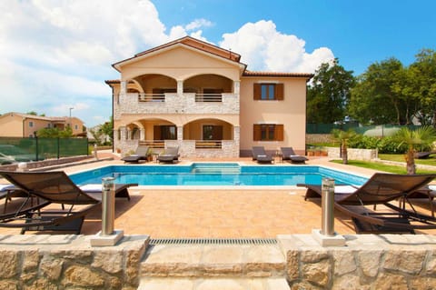 Property building, Patio, Day, Pool view, Swimming pool, sunbed