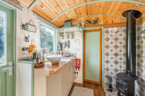 Spinney Retreats - 2 x Unique Shepherds Huts Dog Friendly House in Northampton