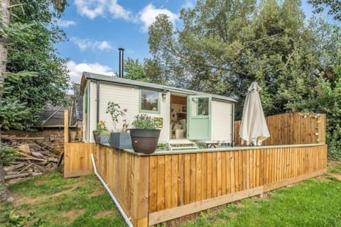 Spinney Retreats - 2 x Unique Shepherds Huts Dog Friendly House in Northampton