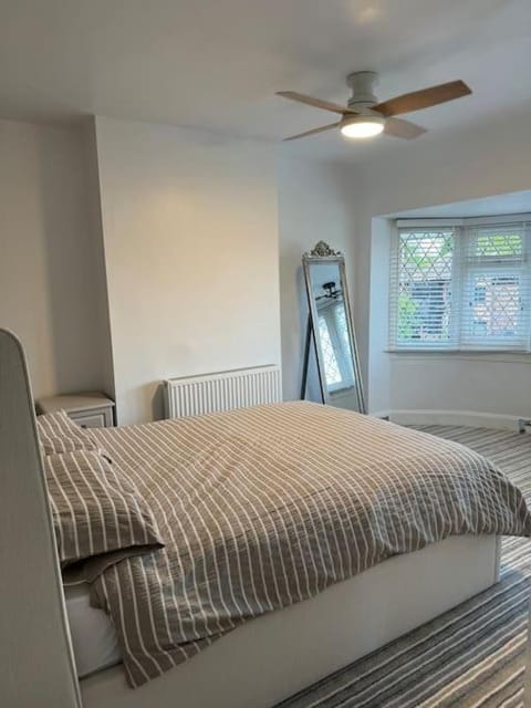 3 Bedrooms Birmingham Escape House in The Royal Town of Sutton Coldfield