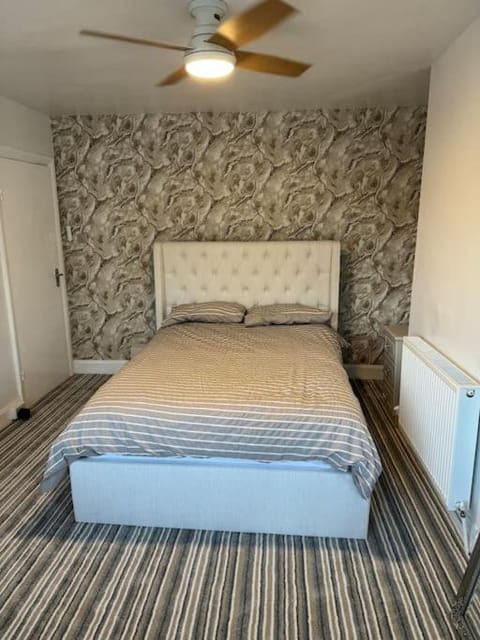 3 Bedrooms Birmingham Escape Casa in The Royal Town of Sutton Coldfield