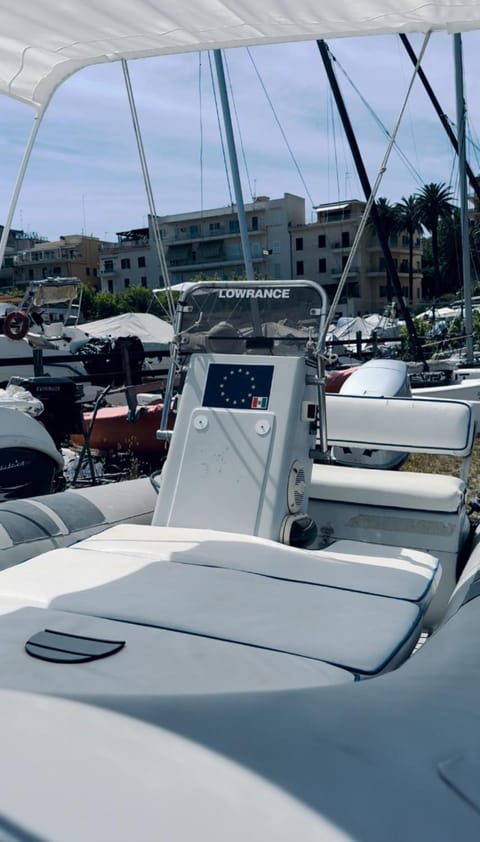 Gommone belvedere senza patente Docked boat in Anzio