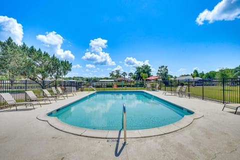 Riverfront Florida Vacation Rental with Pool Access! Condominio in Astor