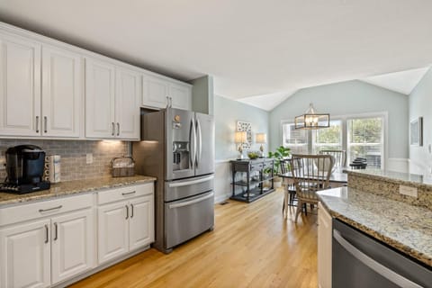 Sojourn Family home with Country Club Access 5 Bedrooms Sleeps 12 House in Kill Devil Hills