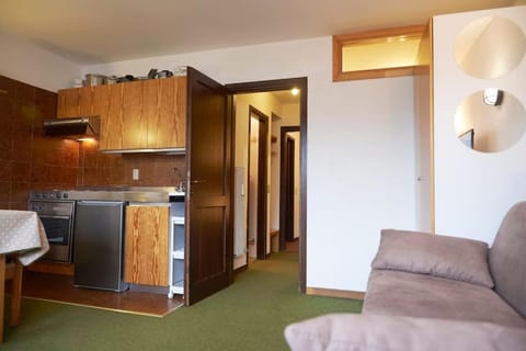 Kitchen or kitchenette, Living room, Seating area, Dining area, oven, pet friendly, stove