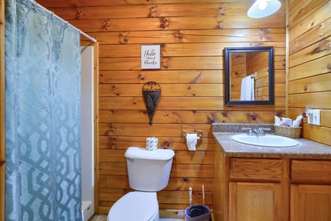 Blue Rose Cabins - Treetops Cabin House in Falls Township