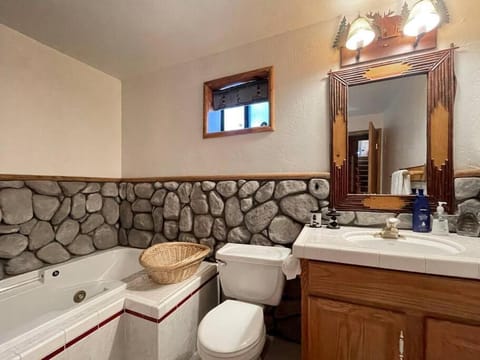 Centrally Located large 3 Bedrm/Available EV Charg Chalet in Big Bear