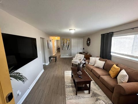 Spacious Westminster 2bd/1ba Apartment in Westminster