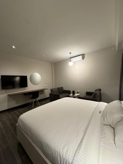 Communal lounge/ TV room, Bed, TV and multimedia, Photo of the whole room, Evening entertainment, Bedroom, hair dresser