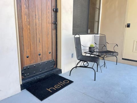 Mcm Styled Condo, Sleeps 4, Pool, Hot Tub House in Indian Wells