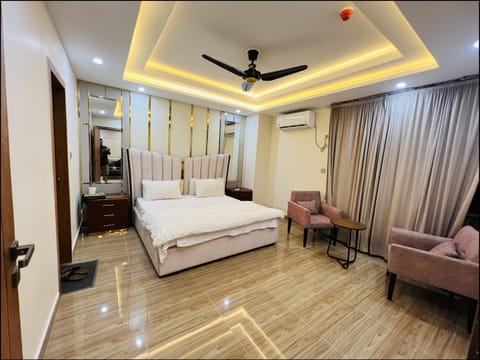 Bed, Photo of the whole room, Seating area, Bedroom, air conditioner