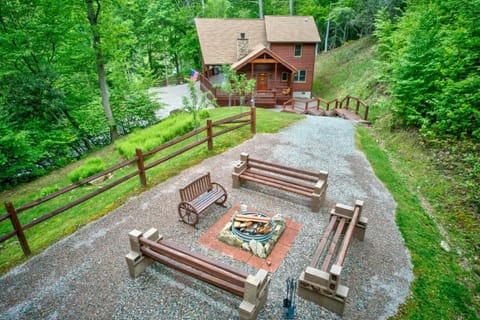 A Beary Nice Cabin House in Brushy Fork