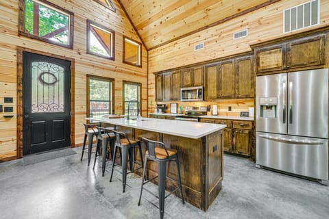 Rustic Broken Bow Cabin with Private Hot Tub! House in Broken Bow