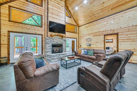 Rustic Broken Bow Cabin with Private Hot Tub! House in Broken Bow