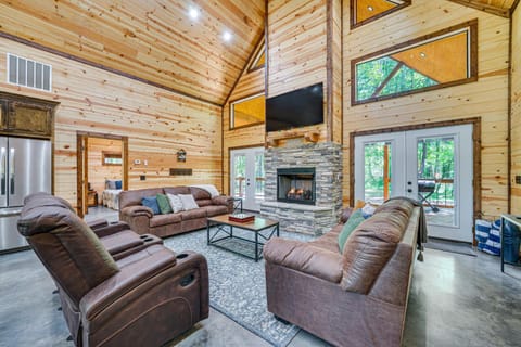 Rustic Broken Bow Cabin with Private Hot Tub! House in Broken Bow