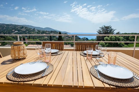 Day, Natural landscape, View (from property/room), Balcony/Terrace, Dining area, Sea view